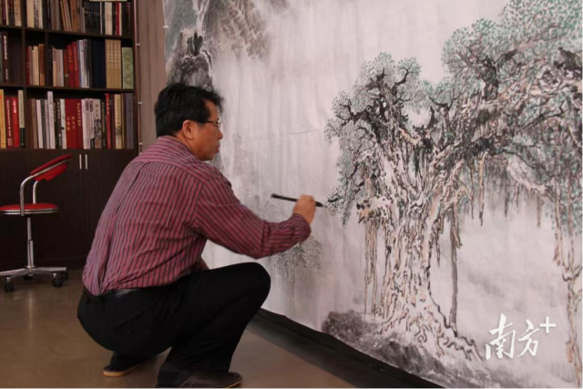 2010年,许钦松为广州亚运会创作巨幅国画 《翠岭新晴》。 2010年,许钦松为广州亚运会创作巨幅国画 《翠岭新晴》。